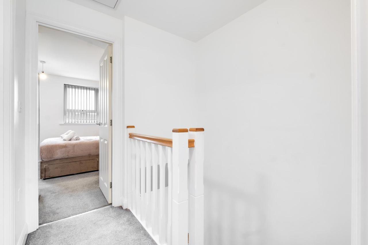 Luxury 2 Bed House City Centre ✘ Bbq & Garden ☆ Family Friendly→ Swingball & Outdoor Furniture - Free Parking → With 50 Inch Smart Tv, Free Netflix & Wifi ✘ Comfy Seating Area - By Maevela Birmingham Ngoại thất bức ảnh