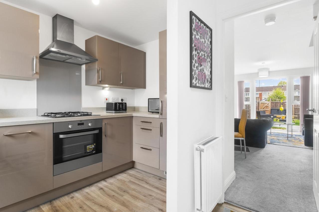 Luxury 2 Bed House City Centre ✘ Bbq & Garden ☆ Family Friendly→ Swingball & Outdoor Furniture - Free Parking → With 50 Inch Smart Tv, Free Netflix & Wifi ✘ Comfy Seating Area - By Maevela Birmingham Ngoại thất bức ảnh